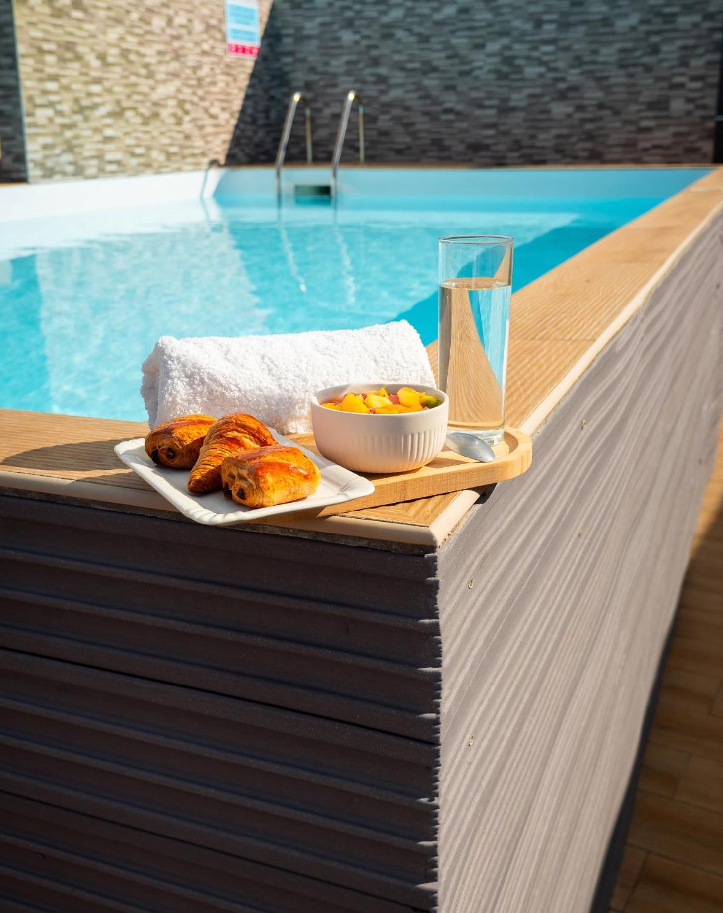 Evasion En Plein Coeur De La Ville T2 Jacuzzis Sauna Et Piscine Au Centre De 路易港 外观 照片